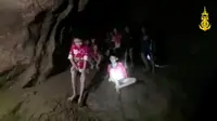 Anak-anak dan pelatih tim sepak bola remaja Thailand saat diselamatkan di sebuah gua di Chiang Rai, Thailand, Senin (2/7). Petugas penyelamat menemukan 12 anak laki-laki dan seorang pelatih dalam kondisi hidup. (Navy Seal Thailand via AP)