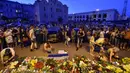 Sejumlah warga meletakan karangan bunga lilin sebagai ungkapan belasungkawa atas jatuhnya pesawat Malaysia Airlines MH-17 di Ukraina, Jumat (17/7/14). (AFP PHOTO/Sergei Supinsky)