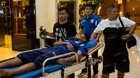 Gelandang Persib Bandung, M, Taufiq pingsan seusai bertabrakan dengan gelandang Arema, Srdan Lopicic.