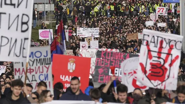 Mahasiswa Serbia mengadakan blokade 24 jam di sebuah persimpangan di Belgrade pada Senin (27/1/2025), untuk memprotes kematian 15 orang akibat runtuhnya atap dak beton di pintu masuk stasiun kereta di Kota Novi Sad pada 1 November 2024.