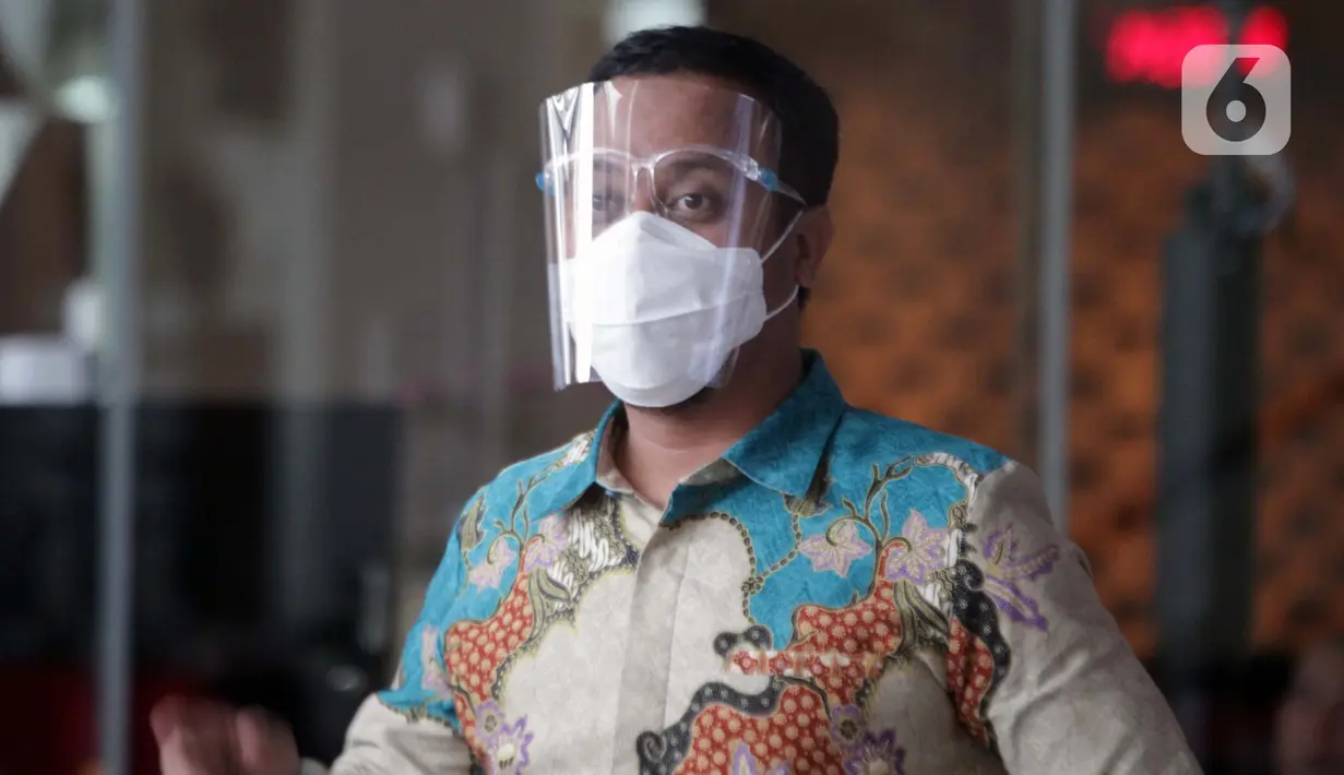Plt Gubernur Sulsel, Andi Sudirman Sulaiman usai diperiksa di gedung Merah Putih KPK, Jakarta, Rabu (2/6/2021). Andi S Sulaiman diperiksa sebagai saksi dugaan suap perizinan dan pembangunan infrastruktur di Pemprov Sulsel 2020-2021 dengan tersangka Nurdin Abdullah. (Liputan6.com/Helmi Fithriansyah)