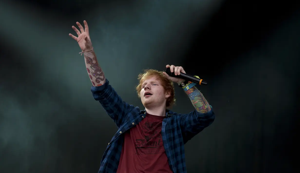 Seorang manajer pada toko amal bernama Sue Ryder shop, di Framlingham, Suffolk, Jacqui Bell menyatakan akan menjadi kemungkinan yang baik bila Ed Sheeran menjadi sukarelawan.  (Bintang/EPA)