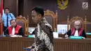 Terdakwa korupsi pembangunan gedung IPDN Budi Rachmat Kuniawan saat menjalani sidang putusan di Pengadilan Tipikor, Jakarta, Jumat (26/7/2019). Mantan GM Divisi Gedung PT Hutama Karya (HK) itu dihukum 5 tahun penjara, denda Rp 300 juta subsider 3 bulan kurungan. (Liputan6.com/Helmi Fithriansyah)