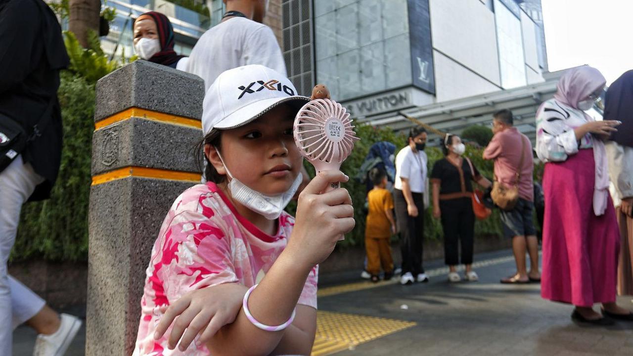 "Pada saat ini sebagian wilayah Indonesia bagian selatan cenderung masih musim kemarau. Hal tersebut akibat dari angin timuran yang berasal dari belahan bumi selatan yang membawa massa udara kering masih cukup kuat berhembus,"<br>