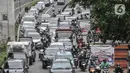 Suasana Jalan Kapten Tendean, Mampang Prapatan, Jakarta yang macet, a, Senin (5/4/2021). Kemacetan dari arah Jalan Kapten Tendean menuju kawasan Blok M itu disebabkan adanya proyek galian kabel Sarana Jaringan Utilitas Terpadu (SJUT) yang memakan sebagian badan jalan. (merdeka.com/Iqbal S Nugroho)