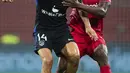 Bek Bayer Leverkusen Edmond Tapsoba berebut bola dengan gelandang Atletico Madrid Marcos Llorente dalam matchday kedua Grup B Liga Champions di BayArena, Rabu (14/9/2022) dini hari WIB. Bertandang ke markas Bayer Leverkusen, Atletico Madrid tumbang dengan skor 0-2. (Marius Becker/dpa via AP)