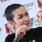 Penyanyi dangdut Julia Perez kembali meramaikan industri musik Tanah Air. Dengan menggandeng musisi Maia Estianty, Jupe menggeluarkan album baru yang berjudul 'The Best of Julia Perez'. (Adrian Putra/Bintang.com)