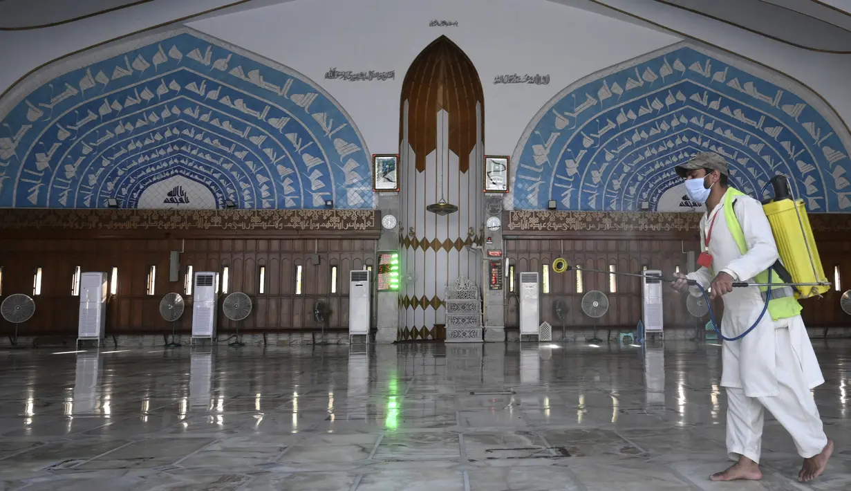 Seorang pekerja mendisinfeksi masjid Data Darbar menjelang Ramadan di Lahore, Pakistan pada Sabtu (10/4/2021). Sejumlah fasilitas masjid tersebut mulai dibenahi menjelang bulan Ramadan guna memberikan kenyamanan warga dalam beribadah. (Arif ALI / AFP)