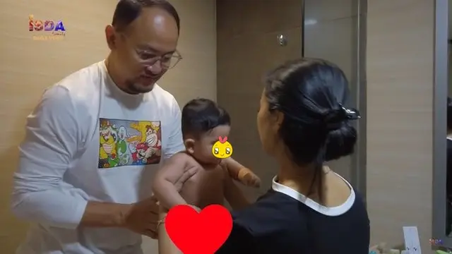 6 Momen Iis Dahlia Momong Anak Rizki DA, Telaten Bak Cucu Sendiri