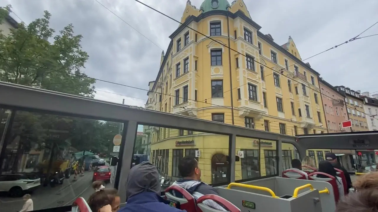 Pemandangan Kota Munchen dari atas bus hop on hop off munich
