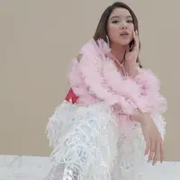 "Aku kayak pendiem banget. Aku malu untuk mengungkapkan segala hal yang ada dipikiran aku di hati aku. Nggak cuma tentang cowok, tapi tentang hal apa pun, aku malu banget," tutur Tiara Andini. (Instagram/tiaraandini)