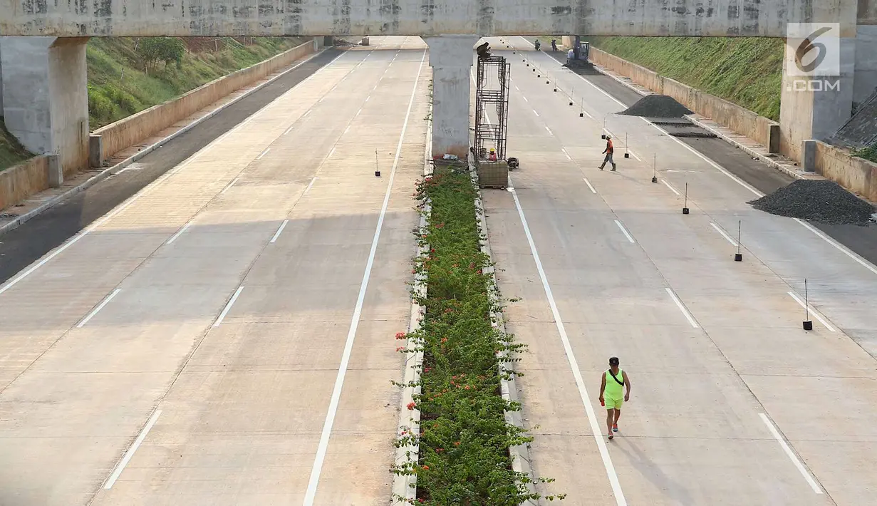 Pekerja menyelesaikan pembangunan proyek Tol Cijago Seksi II di kawasan Depok, Jawa Barat, Kamis (6/9). Proyek Tol Cijago Seksi II belum selesai akibat terkendala pembebasan lahan. (Liputan6.com/Immanuel Antonius)