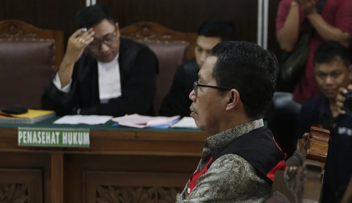 Mantan Plt Ketua Umum PSSI, Joko Driyono, menjalani sidang perdana di PN Jakarta Selatan, Senin (6/5). Joko Driyono tersandung kasus perusakan barang bukti terkait pengaturan skor. (Bola.com/M Iqbal Ichsan)