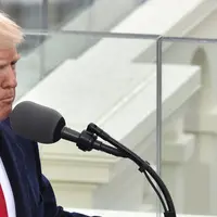 Donald Trump menyampaikan pidato pertamanya usai dilantik menjadi presiden di Capitol Hill, Washington DC, AS, Jumat (20/1). Menurut Trump pergantian presiden adalah mentransfer kekuatan dari Washington DC kepada warga AS. (AFP Photo)