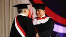 Prof. Dr. Priyatna Abdurrasyid memberikan selamat usai menyematkan selempang Guru Besar bidang intelijen kepada Jenderal TNI (Purn) Hendropriyono di Balai Sudirman, Jakarta, Rabu (7/5/2014)(Liputan6.com/Faizal Fanani).