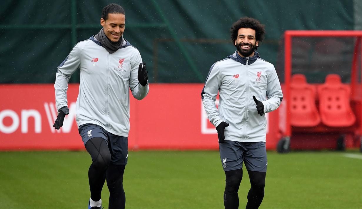 Pemain Liverpool, Mohamed Salah dan Virgil van Dijk saat melakukan latihan jelang laga Liga Champions di Liverpool, Selasa (16/4). Liverpool akan berhadapan dengan FC Porto. (AFP/Paul Ellis)