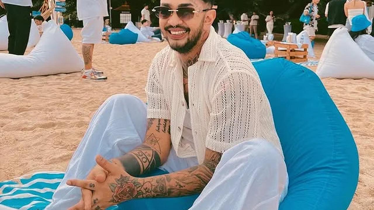 Onadio Leonardo sedang di pantai