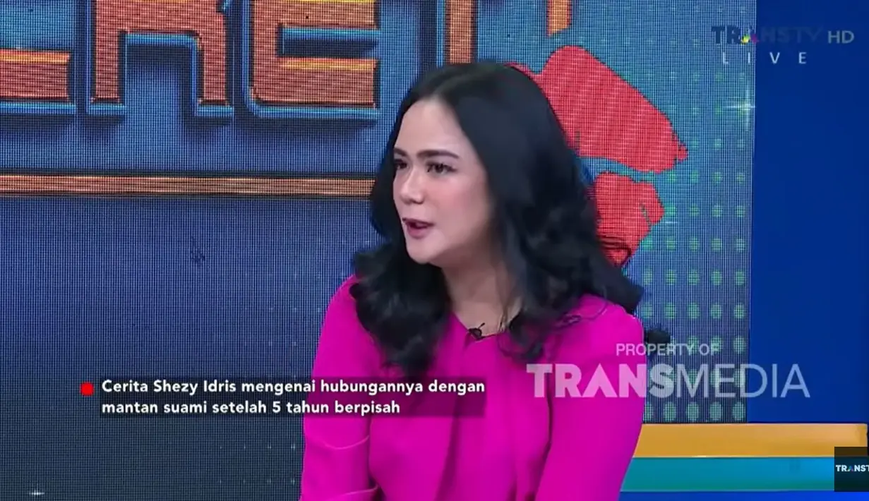 "Pandemi kemarin sempat jual dodol, donat, cokelat, baju di Instagram?" tanya Fenny Rose. "Iya. Itu aku lakuin, walaupun orangtuaku mampu, aku tipe anak yang gak pernah untuk minta" jawab Shezy. [Youtube/TRANS TV Official]