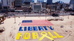 Pemasangan instalasi pasir tersebut juga bertepatan dengan Hari Kemerdekaan Amerika Serikat. (Jack GUEZ/AFP)