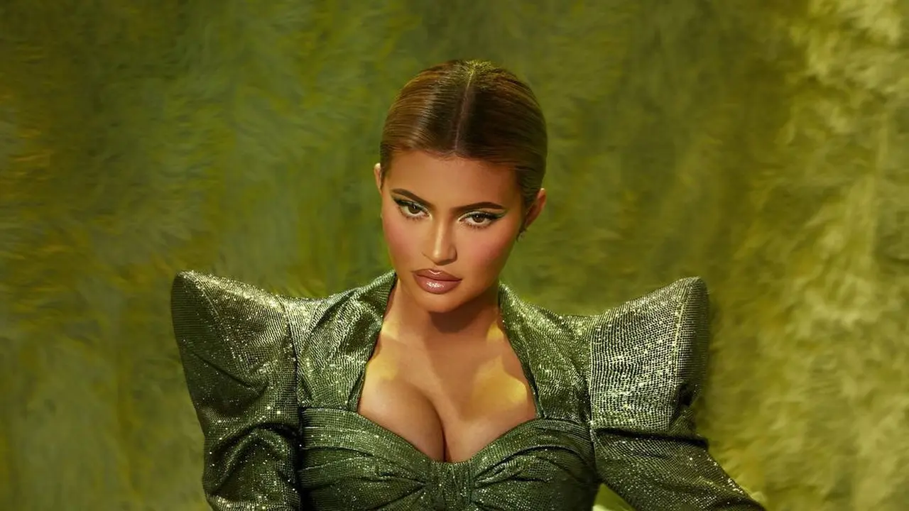 Nostalgia Masa Kecil, Kylie Jenner Pilih Karakter Grinch untuk Koleksi Makeup Edisi Liburan Terbaru