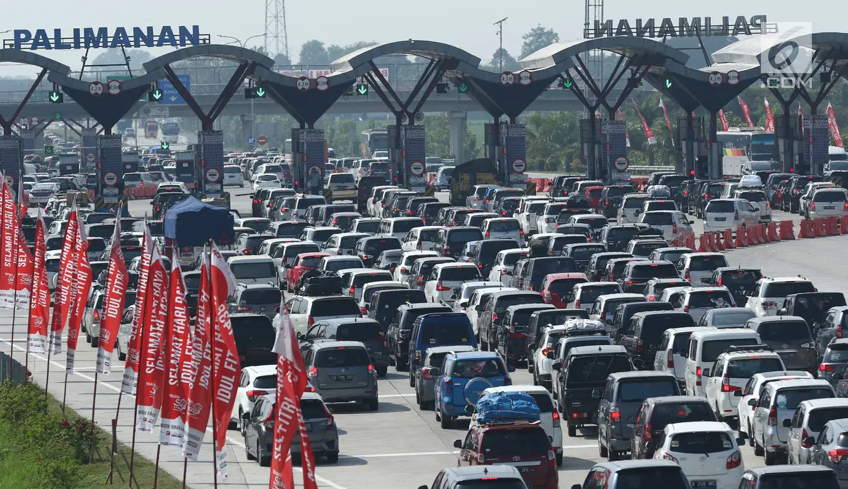 Kendaraan pemudik mengantre memasuki gerbang tol Palimanan, Cirebon, Jawa Barat, Rabu (21/6). Puncak arus mudik Lebaran 2017 di ruas tol tersebut diprediksi terjadi pada H-3 lebaran. (Liputan6.com/Gempur M Surya)