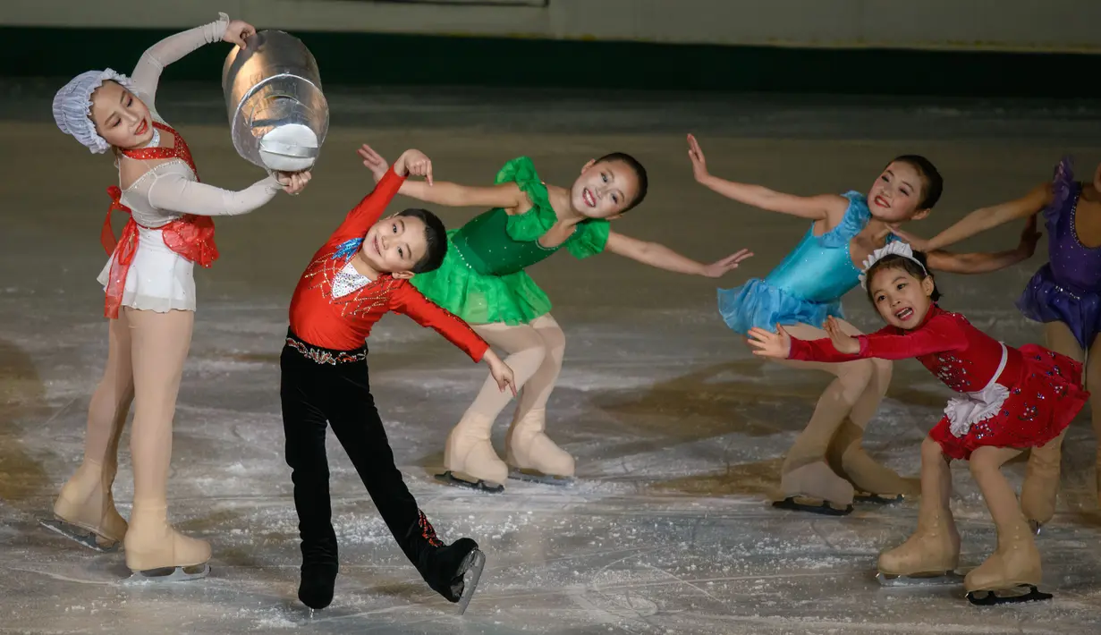 Aksi Anak-anak bermain ice skating selama 'Festival Gambar Skating Hadiah Paektusan ke-26 dalam Perayaan Hari Bintang Cemerlang' sebagai bagian perayaan ulang tahun mendiang pemimpin Korea Utara Kim Jong il di Pyongyang (15/2). (AFP Photo/Ed Jones)