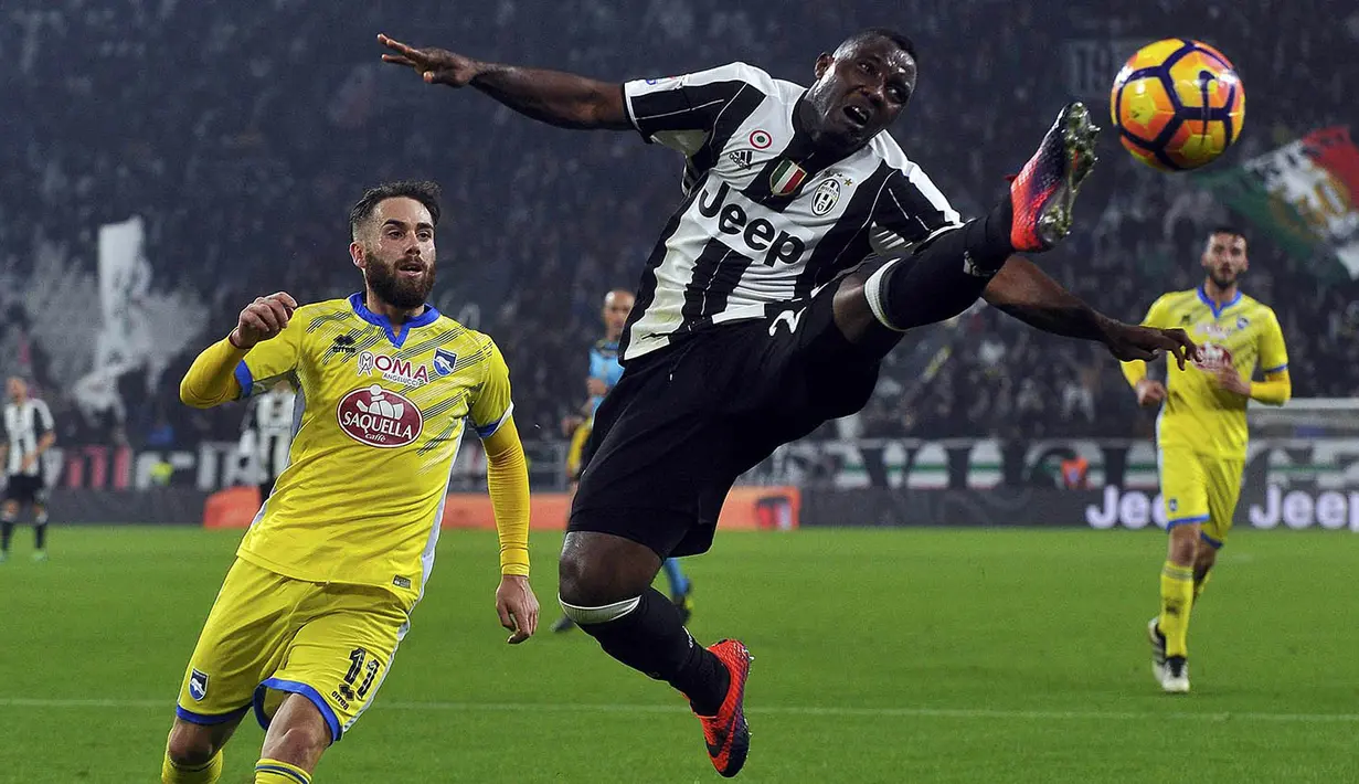 Gelandang Juventus, Kwadwo Asamoah, membuang bola dari pemain Pescara, Francesco Zampano. Gol kedua Juventus dicetak Mario Mandzukic pada menit ke-63. (Reuters/Giorgio Perottino)