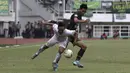 Gelandang Persebaya Surabaya, Rendi Irwan, berebut bola dengan pemain Tira Persikabo pada laga Shopee Liga 1 di Stadion Pakansari, Bogor, Sabtu (9/11). Persebaya tahan imbang Tira Persikabo 2-2. (Bola.com/Yoppy Renato)