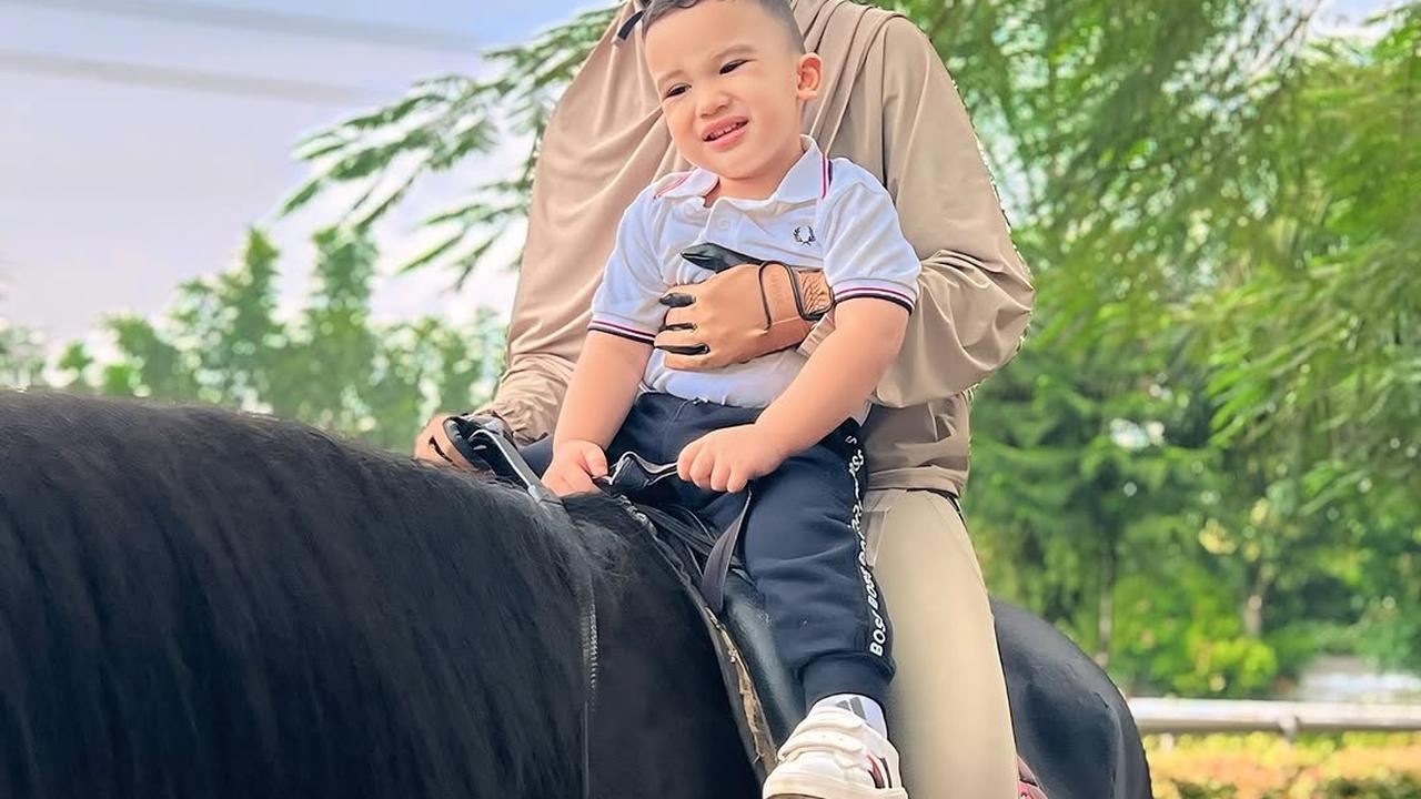 4 Potret Zaskia Sungkar Ajak Ukkasya dan Humaira Berkuda, Kenalkan Anak dengan Hobi Favoritnya