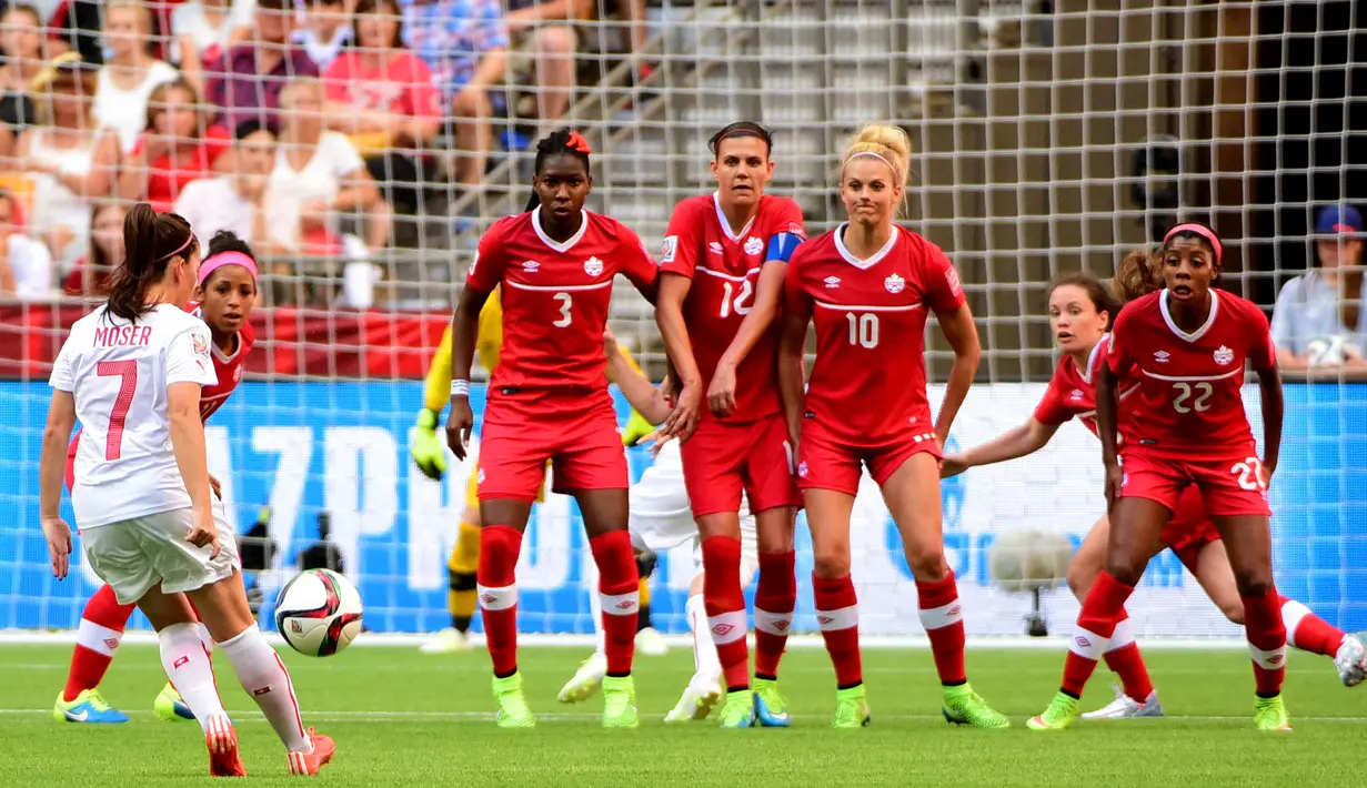 Gelandang Swiss, Martina Moser melakukan tendangan bebas saat Piala Dunia wanita 2015 di BC Place Stadium, Senin (22/6/2015). Kanada menang 1-0 atas Swiss lewat gol Josee Belanger. (Reuters/Anne Marie Sorvin)