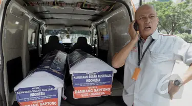 Petugas Kantor Pos mengirimkan dua peti mati ke kantor Kedutaan Besar Australia untuk Indonesia di Rasuna Said, Jakarta, Senin (9/3/2015). Peti mati tersebut kiriman Bambang Saptono asal Solo. (Liputan6.com/Andrian M Tunay)