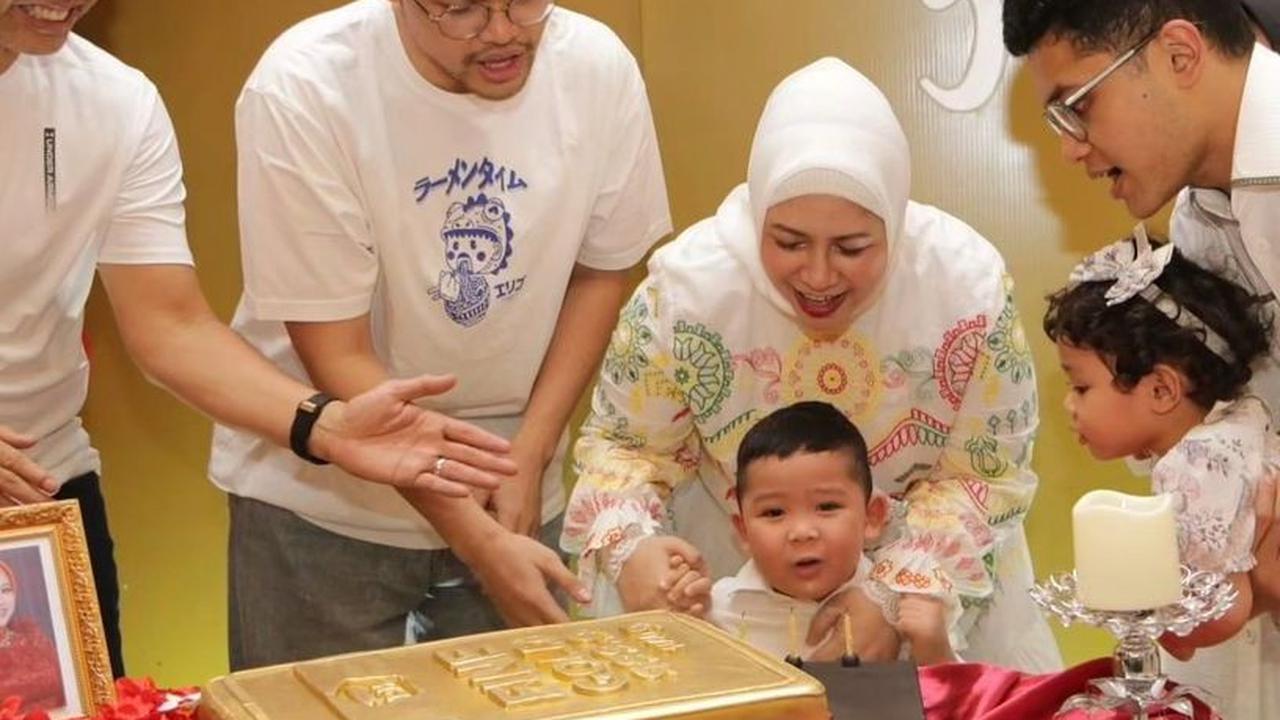 Terlihat perayaan ulang tahun Novi digelar sederhana bersama dengan anak-anak beserta cucu. Walaupun sederhana, kehangatan pun begitu terasa dalam unggahan foto tersebut.<br>
