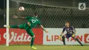 Pemain PS Sleman Velez Nicolas Leandro (kiri) menendang bola ke gawng Bali United dalam pertandingan perempat final Piala Menpora 2021 di Stadion Si Jalak Harupat, Bandung. Senin (12/4/2021). PS Sleman mengalahkan Bali United 4-2 lewat adu penalti. (Bola.com/Ikhwan Yanuar)