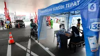 Petugas melayani warga yang mendaftar untuk pembelian bahan bakar minyak (BBM) jenis Pertalite dan Solar subsidi untuk kendaraan roda empat di SPBU Pertamina 31.124.02 di kawasan Fatmawati, Jakarta, Rabu (27/7/2022). PT Pertamina (Persero) mencatat 80 persen kendaraan yang didaftarkan mengkonsumsi BBM jenis Pertalite. (merdeka.com/Arie Basuki)