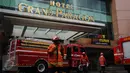 Petugas pemadam bersiap memadamkan kebakaran yang terjadi di Hotel Grand Paragon, Jakarta, Senin (2/1). Senin pagi kebakaran terjadi di Hotel Grand Paragon Jakarta, puluhan petugas berupaya melakukan pemadaman. (Liputan6.com/Helmi Fithriansyah)