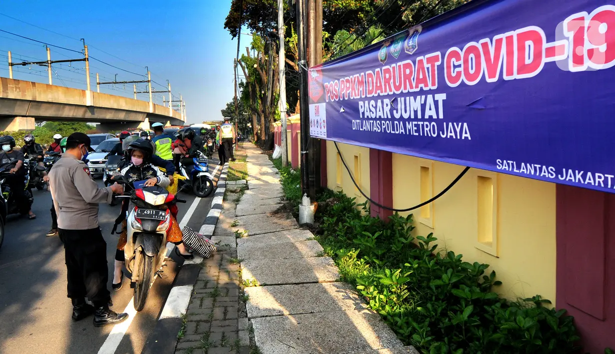 Petugas memeriksa identitas pengendara dalam rangka Pemberlakuan Pembatasan Kegiatan Masyarakat (PPKM) Darurat di pos penyekatan Pasar Jumat, Jakarta, Sabtu (3/7/2021). Polda Metro Jaya menyiapkan 63 titik penyekatan selama penerapan PPKM Darurat di Jakarta dan sekitarnya. (merdeka.com/Arie Basuki)