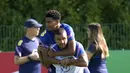 Bek Inggris, Kyle Walker mengangkat Jude Bellingham saat para pemain mengikuti sesi Latihan di Hotspur Way Training Ground, London, Selasa (7/9/2021). Inggris akan bertandang ke markas Polandia dalam matchday ke-6 kualifikasi Piala Dunia 2022 zona Eropa Grup I pada 9 September (Nick Potts/PA via AP)