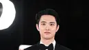 D.O EXO tampil tak kalah gagah dengan setelan jas dan celana panjang hitam, kemeja putih dilengkapi dengan dasi kupu-kupu hitam. [Foto: soompi.com]