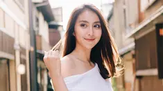 Gaya Fashion Clairine Clay yang Casual dan Elegan