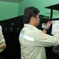 Petugas Tipidkor ketika melakukan penyitaan UPS di sejumlah sekolah di kawasan Kebon Jeruk, Jakarta, Kamis (21/5). Petugas melakukan penyitaan barang bukti UPS anggaran 2014 atas nama tersangka Alex Usman. (Liputan6.com/Helmi Afandi)