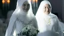 Pernikahan ini tidak hanya menjadi momen bahagia bagi Yasmine dan Khairul, tetapi juga menjadi bukti bahwa cinta sejati selalu menemukan jalannya kembali. Meski baru lima bulan sejak perceraiannya dengan Aditya Zoni, Yasmine terlihat begitu bahagia dan mantap melangkah ke babak baru kehidupannya. [@yxsmine.ow].