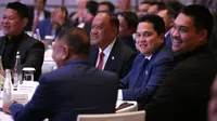 Ketua Umum PSSI, Erick Thohir (kedua kanan) bercengkrama dengan Kemenpora Dito Ariotedjo saat Pelantikan Pengurus PSSI Masa Bakti 2023-2027 yang berlangsung di Hotel Fairmont, Jakarta, Jumat (26/05/2023). (Bola.com/Bagaskara Lazuardi)