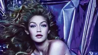 Pose sensual Gigi Hadid di atas plastik berwarna ungu justru menuai protes dari kalangan masyarakat.