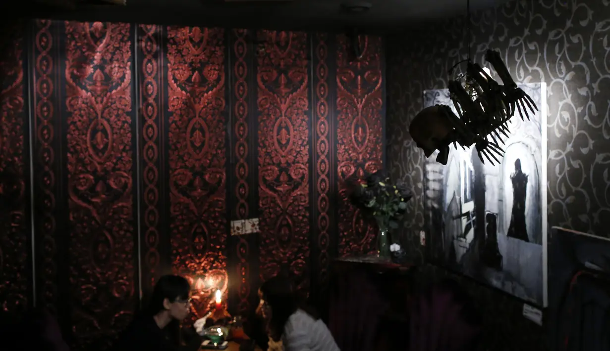 Bar V di Beijing, Cina, dihias seperti rumah vampir Abad Pertengahan dan menyajikan makanan unik, Jumat (28/11/2014). (REUTERS/Kim Kyung-Hoon)