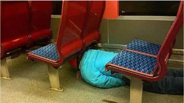 8 Potret Nyeleneh Orang Saat Naik Bus Ini Bikin Geleng Kepala