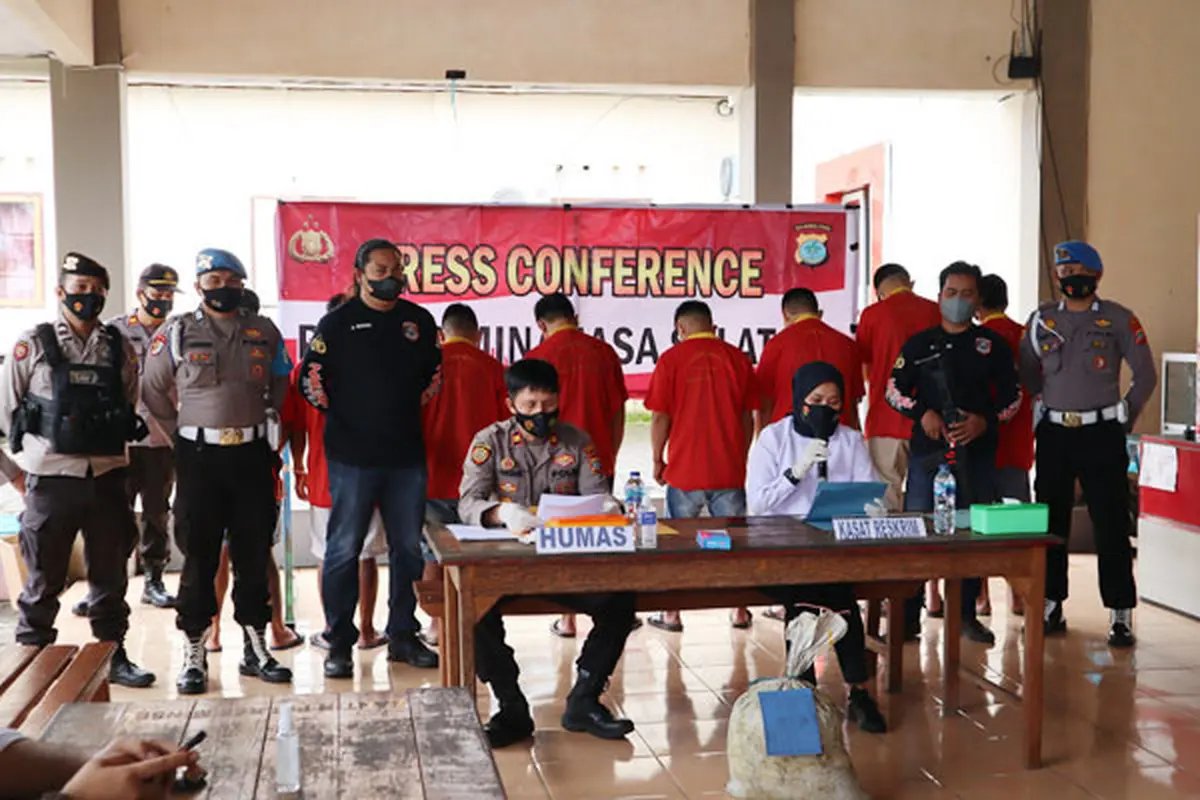 Polres Minahasa Selatan menggelar jumpa pers mengungkap kasus pencurian di sebuah perusahaan tambang emas.