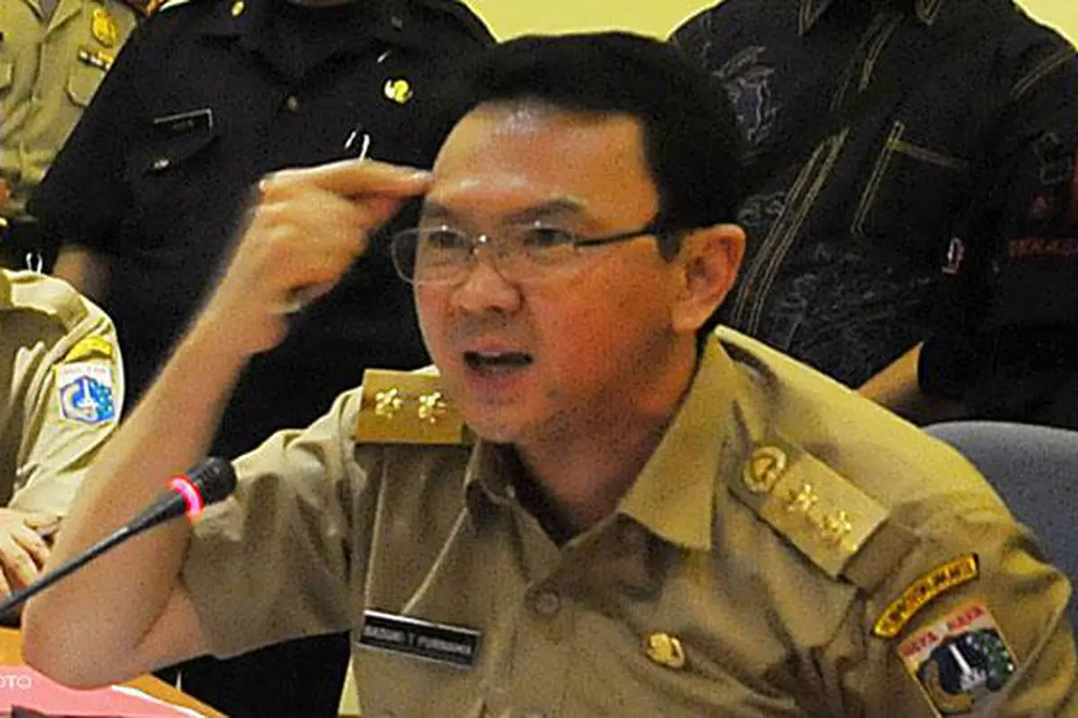 Dirayu Terima Bus Karatan, Ahok: Asas Manfaat Nenek <i>Loe</i>!