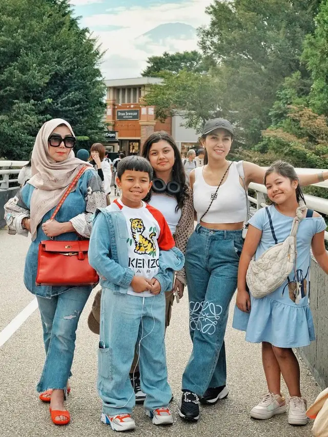 Potret Nisya Ahmad Liburan Bersama Ketiga Anaknya (Instagram/@nissyaa)