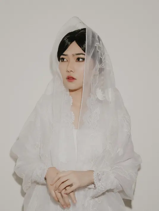 Di penampilan pertama, Isyana kenakan kebaya encim berwarna putih lengkap dengan batik dan kerudung [@isyanasarasvati]