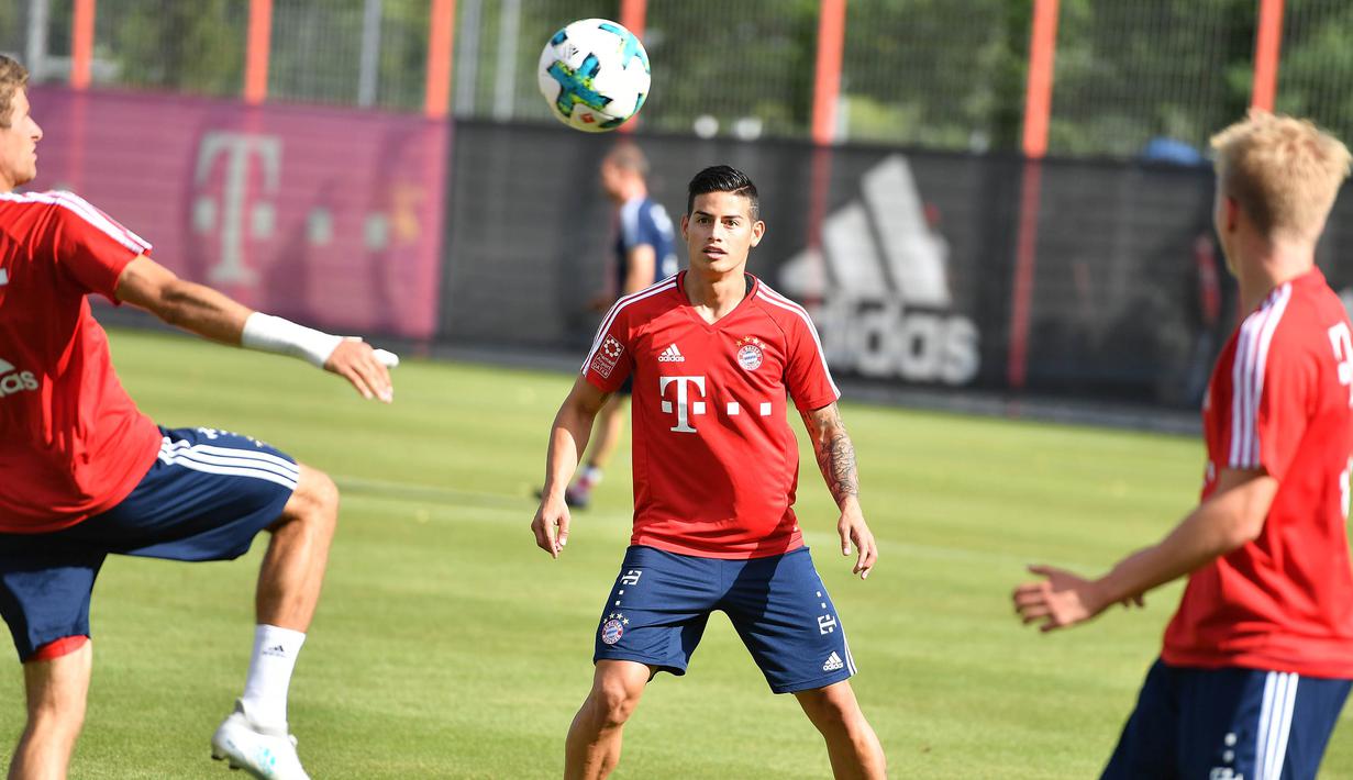 Gelandang baru Bayern Munchen, James Rodriguez, bersiap menerima umpan saat mengikuti latihan perdana di Munchen, Rabu (12/7/2017). (EPA/Lukas Barth)